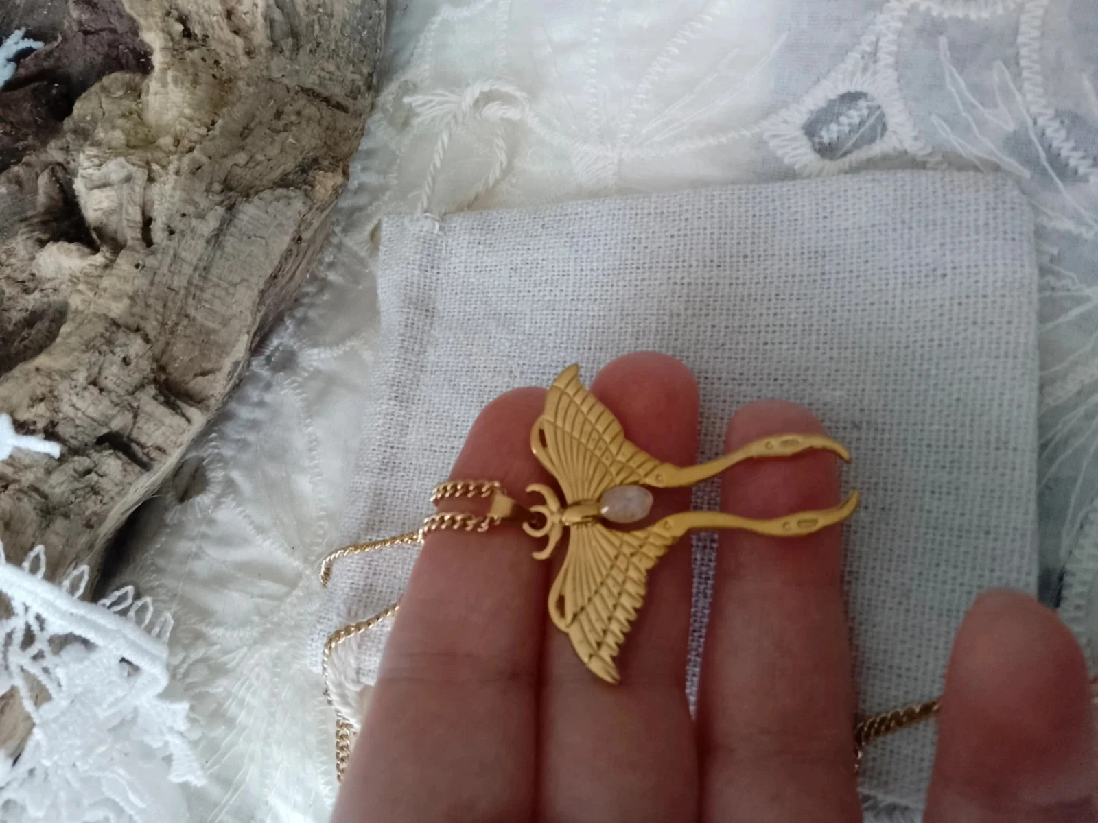 Collier papillon doré et pierre de lune naturelle – photo 4
